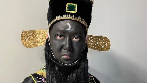 ฮาน้ำตาไหล ดีเจ-พิธีกรดัง แต่งตัวเป็นเปาบุ้นจิ้นจนจำแทบไม่ได้ (คลิป)