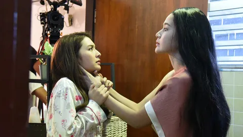 “ผีมายด์” อาละวาดบีบคอ “มิว” “เจมส์” ขี่ม้าขาวมาช่วย ใน “ดวงตาที่ 3”