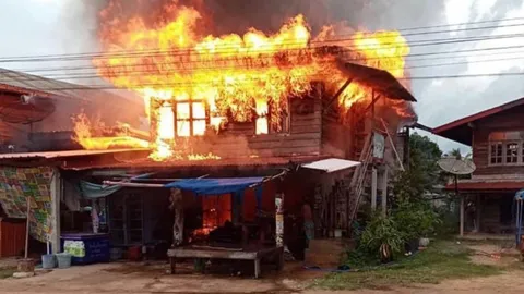 ผัวคลั่ง เมียหนีไม่อยู่ด้วย บุกแทงยับราดน้ำมันเผาบ้านวอด ตายไปด้วยกัน 