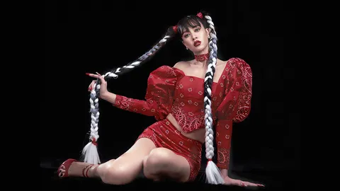 “เบนซ์ ปุณยาพร” สลัดลุคแปลงโฉมเป็น “ลิซ่า แบล็กพิงก์” ศิลปินดัง