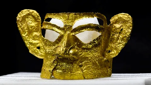 ฮือฮา จีนขุดพบหน้ากากทองคำ อายุเก่าแก่กว่า 3 พันปี ในหลุมบูชายัญ