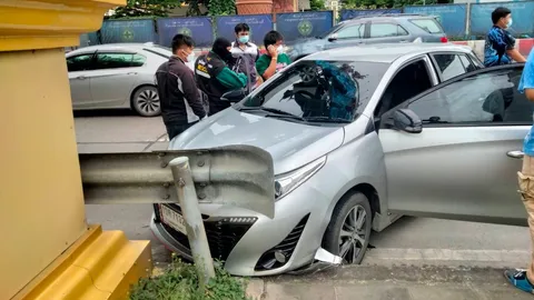 งัดช่วย นศ.สาววัย 19 ขับเก๋งกลับจากฉีดวัคซีน วูบเสยฟุตปาท 