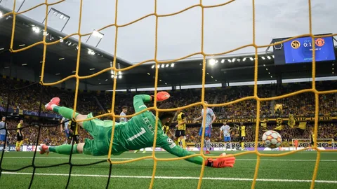 เปิดสถิติหลังเกม "แมนยูฯ" 10 คนบุกพ่าย ยัง บอยส์ แบ่งกลุ่ม "ยูฟ่า แชมเปียนส์ลีก"