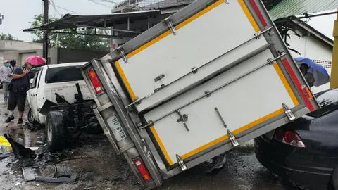 รถส่งน้ำแข็งซิ่งฝ่าสายฝน เกี่ยวปิกอัพ ข้ามเลนชน จยย.สาวต่างชาติดับ 1 (คลิป)