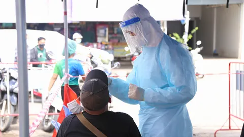 เผยสถานที่เสี่ยงยังพบคลัสเตอร์โควิด ตรวจ ATK ใน กทม. เจอผลบวก 8-10%