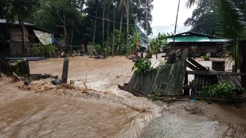 น้ำป่าไหลท่วมหมู่บ้านที่ดอยแม่สอด เตือนถนนแม่สอด-ตาก มีหินถล่มขวางบางจุด (คลิป)