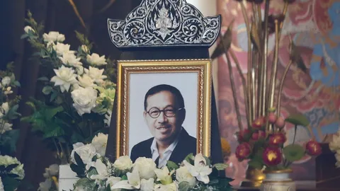 ประมวลภาพพิธีรดน้ำศพ เสนาโค้ก ครอบครัว-เพื่อนดารา สุดอาลัย