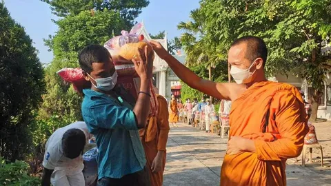 เจ้าอาวาสวัดไทยพุทธคยา อินเดีย นำข้าวสารแจกคนงานอินเดีย