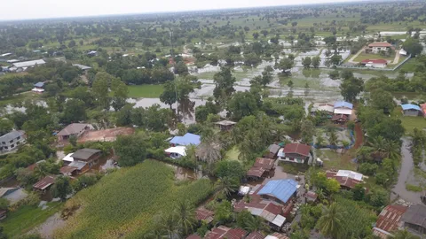 ฝนถล่ม ด่านขุนทด จมบาดาล 8 วันในรอบ 10 ปี ผู้ว่าฯ เร่งช่วยด่วน (คลิป)