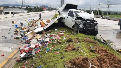 กระบะเฉี่ยวชนกระบะส่งสินค้าแหลกยับ คนขับกระเด็นออกมาตายคาถนนที่ชลบุรี (คลิป)