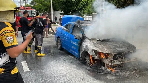 ช่างซ่อมนำแท็กซี่ออกลองขับ ระบบไฟช็อต ไหม้วอดกลางถนนสุขุมวิท (คลิป)