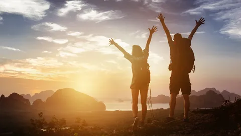 เสนอ ศบค.ชุดใหญ่ ลดเวลาเคอร์ฟิว คลายกิจกรรม ชงพื้นที่สีฟ้านำร่องท่องเที่ยว