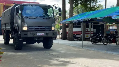 ทหารขนย้ายผู้ต้องขังติดโควิดที่พ้นโทษ จากเรือนจำที่เมืองคอน ไป รพ.สนาม (คลิป)