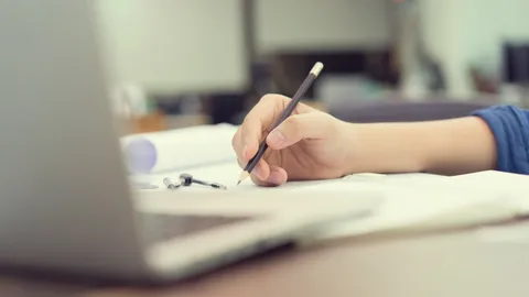 ลูกสาว ป.1 ทำการบ้าน "คัดสระแอ" ส่งคุณครู แต่งานนี้ทำแม่ขำไม่หยุด