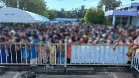 หวั่นเป็นคลัสเตอร์ใหม่ ชุลมุนแย่งบัตรคิว ฉีดวัคซีนแน่นโรงพยาบาล (คลิป)