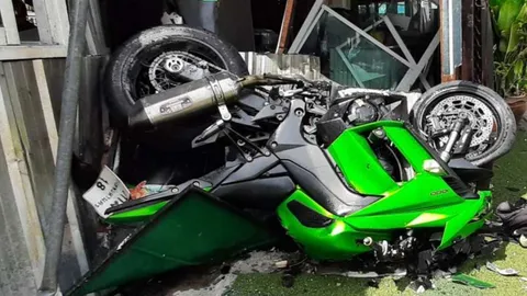 สปอร์ตไรเดอร์เบี่ยงซ้ายชนบิ๊กไบค์กระเด็นดับหน้าร้านหูฉลามริมถนนราชพฤกษ์