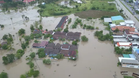 อ่างลำเชียงไกรล้น ทะลักเข้าด่านขุนทด ท่วมหนักสุดรอบ 10 ปี (คลิป)