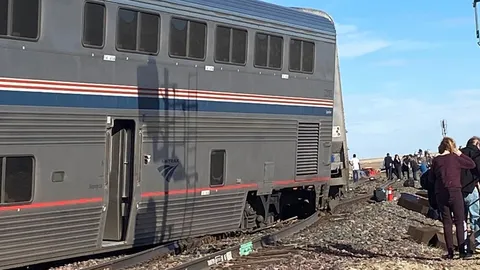 ด่วน รถไฟตกรางในสหรัฐฯ ดับ 3 บาดเจ็บระนาว