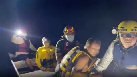 ระทึก กู้ภัยฝ่ากระแสน้ำ ช่วยพ่อ-ลูก ถูกน้ำพัด แม่สูญหาย เร่งค้นหา (คลิป)