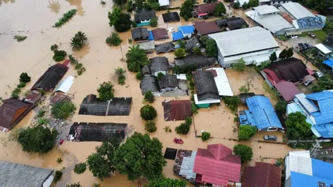 น้ำป่าถล่ม "อุ้มผาง" แห่หนีตาย ท่วมมิดทุกหลัง ถนนถูกตัด สื่อสารลำบาก (คลิป)