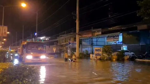 ท่าตะโกอ่วม น้ำท่วมเขตเศรษฐกิจและถนนหลายสาย ตาคลีน้ำท่วมถนนหน้ากองบิน 4 (คลิป)