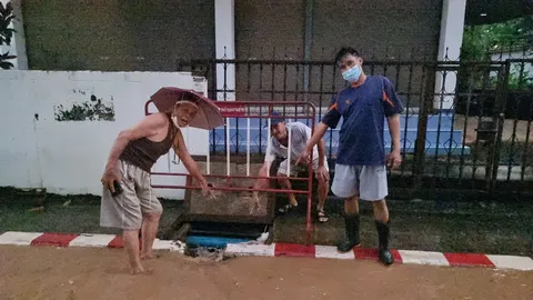 น้ำทะลัก อ.ด่านซ้าย ชาวบ้านโวยเทศบาลเอากระสอบทรายอุดรูท่อ 