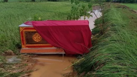 สุดหลอน โลงใครลอยน้ำมาโผล่กลางทุ่งนา ล่าสุดเจ้าของรับกลับแล้ว (คลิป)