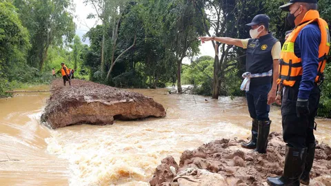 จนท.และชาวบ้าน เร่งซ่อมพนังกั้นน้ำแตกที่ อ.วังทอง สกัดน้ำท่วมหมู่บ้าน (คลิป)