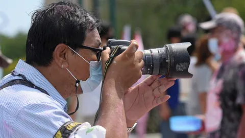 ยามเฝ้าแผ่นดิน  สื่ออดีต-อนาคต