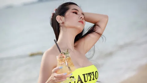 แน๊ต เกศริน อวดความแซ่บผ่านชุดบิกินีสีสะท้อนแสง ท้าทายลมฝน