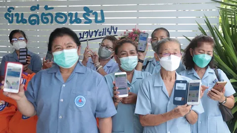 อสม.บางขะแยง ปทุมธานี โชว์แอปเป๋าตัง พร้อมแจกชุดตรวจ ATK ให้กลุ่มเสี่ยงในพื้นที่