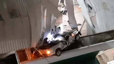 กระบะทะลุกำแพง ดิ่งชั้น 8 ลานจอดรถ รพ.ดังโคราช พังยับ-คนขับติดซากสาหัส