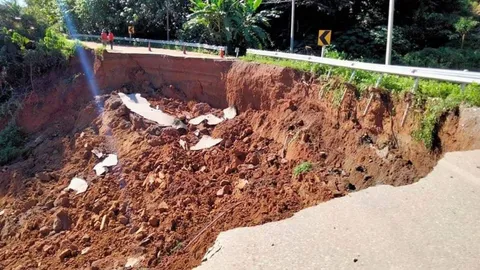 ดินภูเขาถล่มทำถนนขาด คน 2 อำเภอ แม่ระมาด-บ้านตาก เดือดร้อน (คลิป)