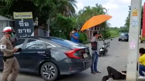 จนท.หญิงเข็นรถขวางทางออก ไหลลงเนินอัดร่างติดเสาไฟ สาหัส  