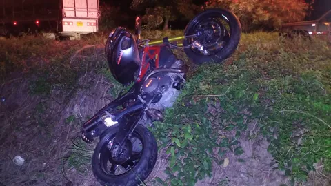 2 หนุ่มซิ่งดูคาติ เสยท้ายรถขนหมู กระเด็นดับคู่ สังเวยความเร็ว