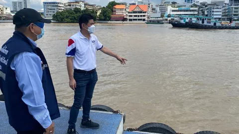 เด็กเพื่อไทยฟิต ลงช่วยเหลือชุมชนริมเจ้าพระยา ร้องรัฐเร่งป้องกันน้ำ