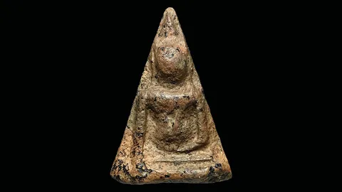 พระนางพญา พิมพ์เข่าตรง ฟอร์มทรงงาม ผิวเนื้อสมบูรณ์แบบ