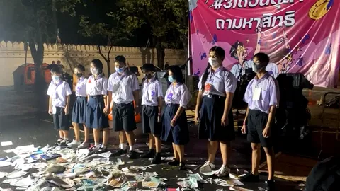 ม็อบนักเรียน เขียนชอล์กหน้ากระทรวงศึกษาฯ ฉีกหนังสือ ทวงคืนสิทธิ