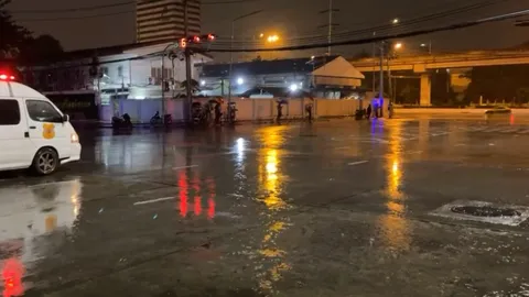 ใกล้เวลาเคอร์ฟิว ม็อบดินแดงและเจ้าหน้าที่ ยังปะทะกันต่อเนื่องท่ามกลางสายฝน