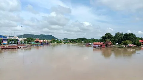 ชาวบ้านอุทัยธานีวิตก แม่น้ำสะแกกรังขึ้นสูง ทะลักท่วมโบราณสถานวัดโบสถ์ (คลิป)