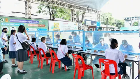 สธ. เผย กำลังพิจารณาฉีดวัคซีนเข็ม 2 ในเด็กนักเรียนชาย หลังพบอาการข้างเคียง