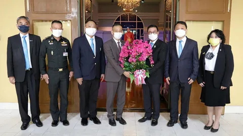 ดร.ณัฐกิตติ์ นำคณะ วปอ.62 มอบดอกไม้แสดงความยินดี แก่ พล.ท.วสุ เจียมสุข