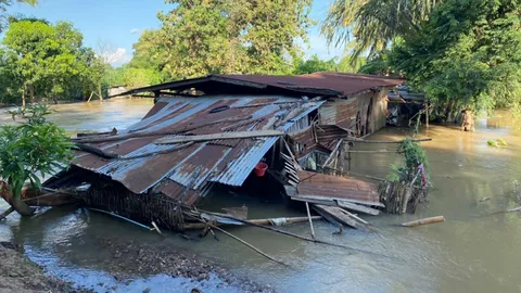 พม.เร่งช่วยยายวัย 84 ป่วยหลายโรครุมเร้า ซ้ำถูกน้ำท่วมบ้านซัดพังทั้งหลัง