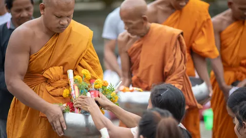 ประวัติ "วันสารทไทย 2568" ประเพณีทำบุญเดือนสิบ สำคัญอย่างไร?