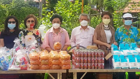 ประธานมูลนิธิธารศิลป์รักษ์จิตรกร มอบถุงยังชีพให้ชุมชน ต.ปากท่า จ.พระนครศรีอยุธยา