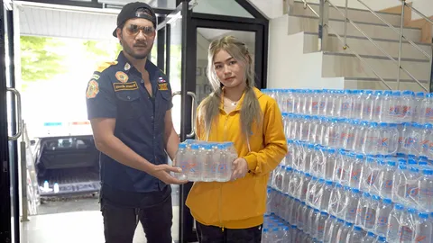 “ศิต-วีวี่ ข้าวสารมิวสิค” ลุยช่วยน้ำท่วม มอบของยังชีพให้พี่น้องผู้ประสบภัย