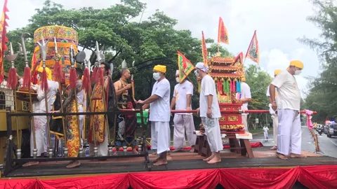 กินเจภูเก็ต วันที่ 2 ศาลเจ้านาคา แห่พระรอบเมือง โดยงดม้าทรงหวาดเสียว (คลิป)