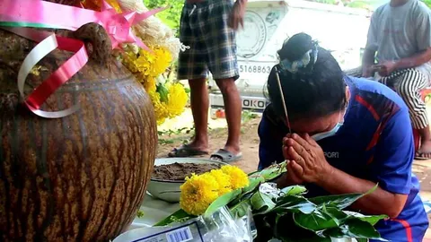 หนุ่มสุรินทร์ฝันประหลาด เจอคนชราบอกเลขเด็ด ชี้จุดฝังสมบัติขุดดูพบไหโบราณ (คลิป)