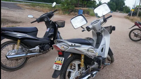 หนุ่มใหญ่ชอบของใหญ่ มอเตอร์ไซค์ใส่กระจกสิบล้อ บอกเห็นชัดดี