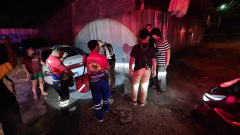 หนุ่มน้อยดวงซวย ยืนคนเดียว เจอแก๊งโจ๋ "รุมตื้บ-ปืนตบ-ฟัน" เจ็บหนัก 